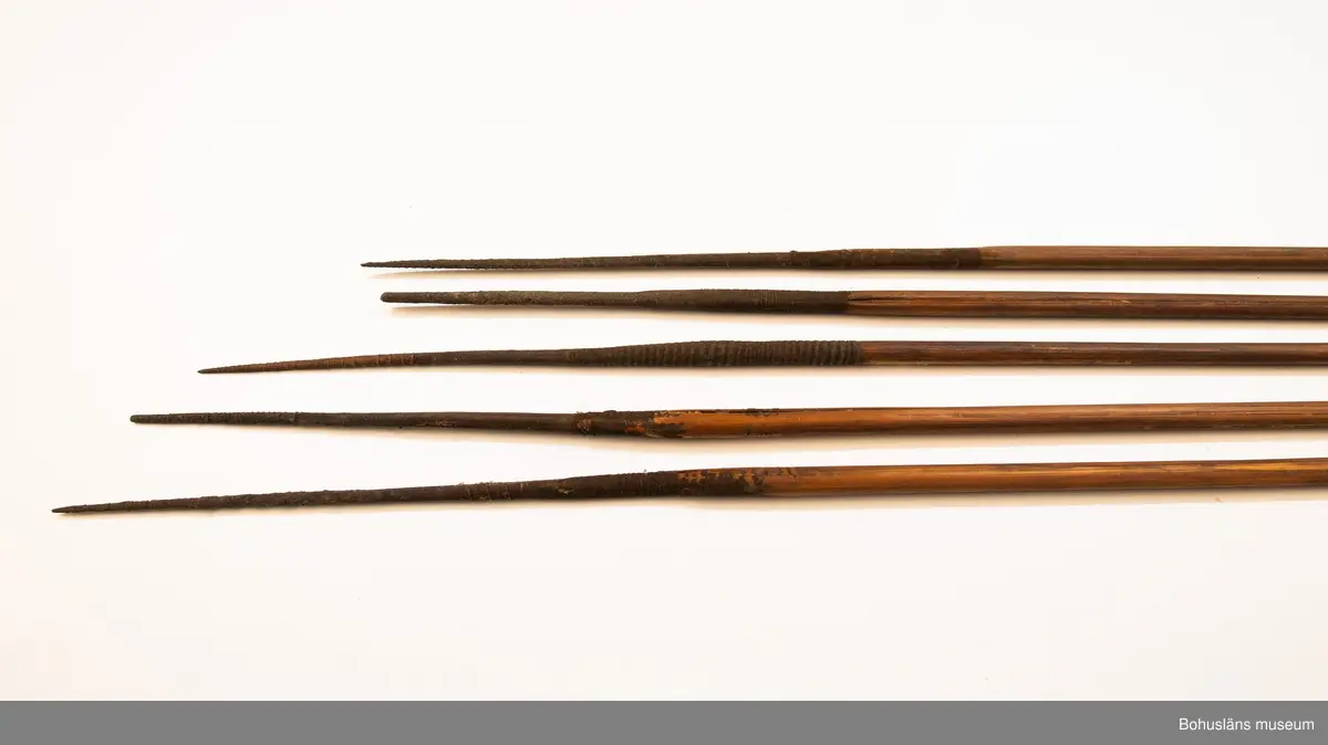 Ur handskrivna katalogen 1957-1958:
Pilkoger, Kongo, Afrika
Kogsets L. 42 cm, av skinn, m. fastknuten stödpinne; inneh. 30 st, varav flera är brutna och trasiga förgiftade rörpilar m. hårda spetsar av trä, L.c:a 75 cm. 
Kogset inneh. en pil, längre (c:a 10 cm mer) än de övriga; överföres t. grp UM860.
Pilarna nr, 811 är ej var för sig märkta!

Lappkatalog: 9

Ur Knut Adrian Anderssons Katalog II 1916:
No 11a, Pilkoger av läder (42x6x5 cm) innehåller 20 förgiftade rörpilar (60 cm). Från Lamami (Lomami?) i Kongo. Skänkta 2/11 1985 av löjtnant A. Hoppenrath.
