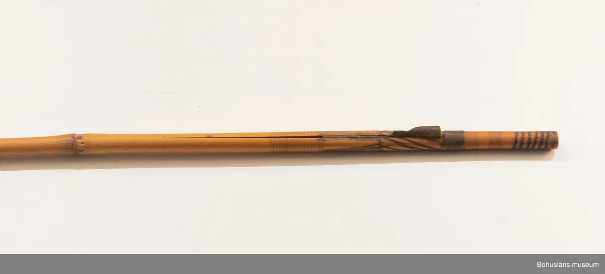 Ur handskrivna katalogen 1957-1958:
Pilar 9 st.
med skaft av bamburör. Tunna, breda järnspetsar fästade med surrning. Styrning med infällda läderbitar L 62.5 - 67,5 cm 

Lappkatalog: 10
