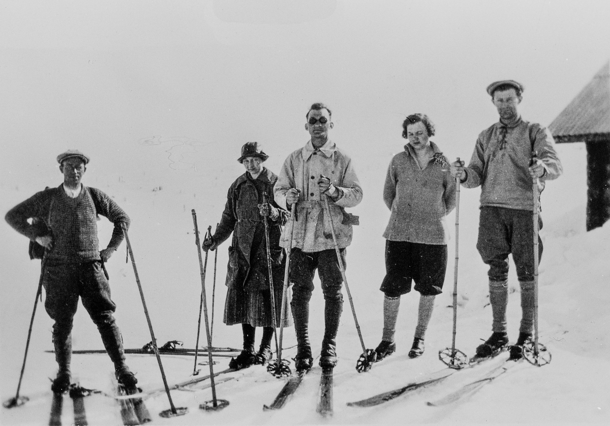 Skiløpere på Høgevarde, 1927. Thomas Skaar, Olga Skaar, Alf Gulsvik og to ukjente. 