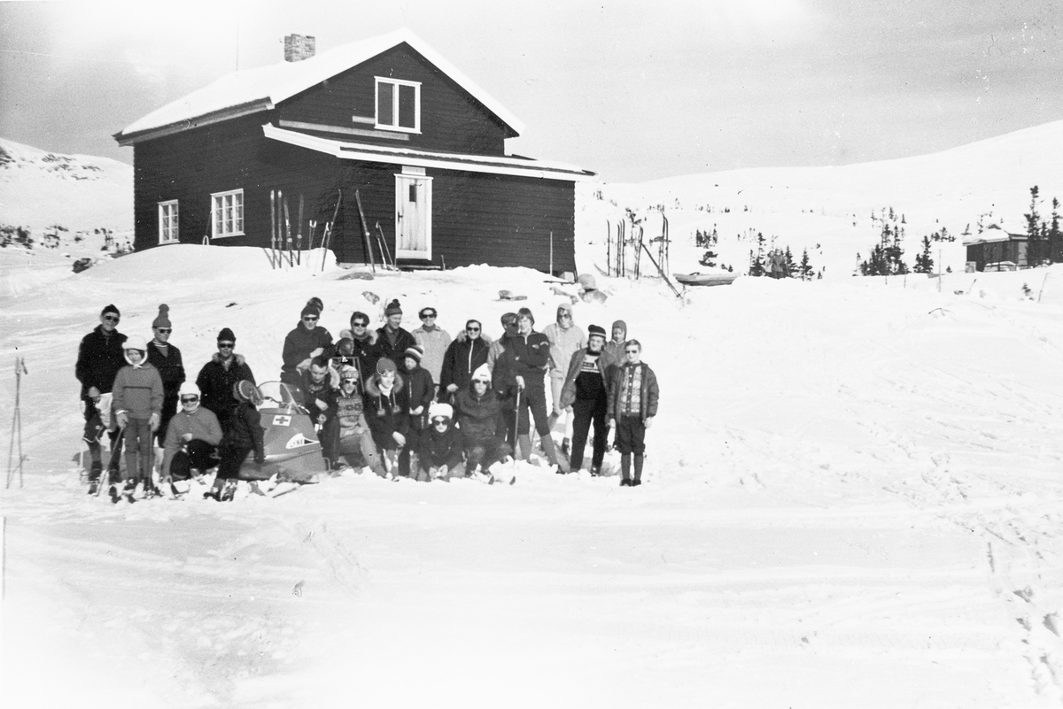 Hjelpekorpsets hytte på Tempelseter. Udatert, trolig 1970-årene. Arbeidet med hytta ble påbegynt rundt 1957.