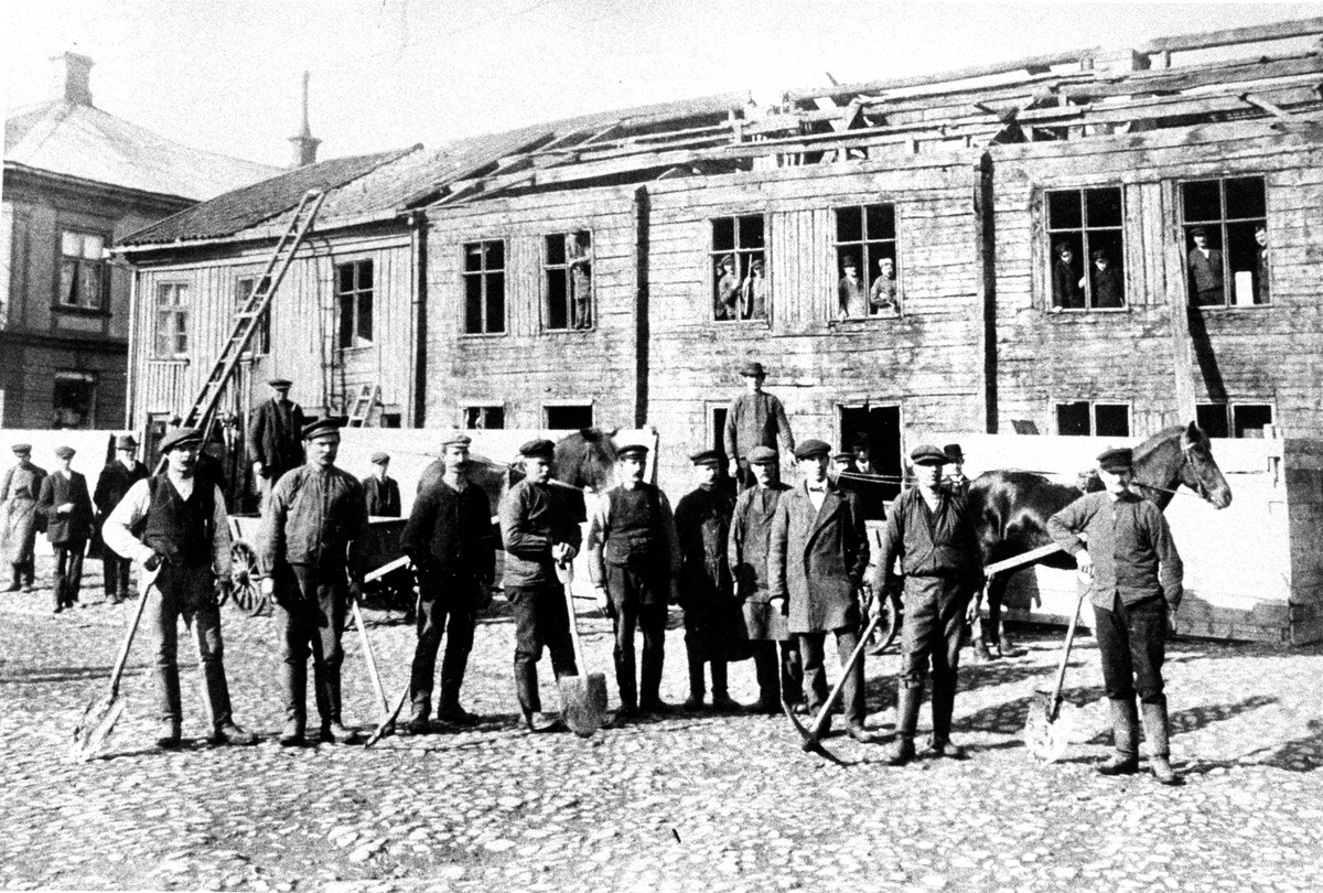 "Kungshuset" vid Storgatan rivs, omkr. 1911.