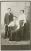 Kabinettsfotografi - två kvinnor och en man
