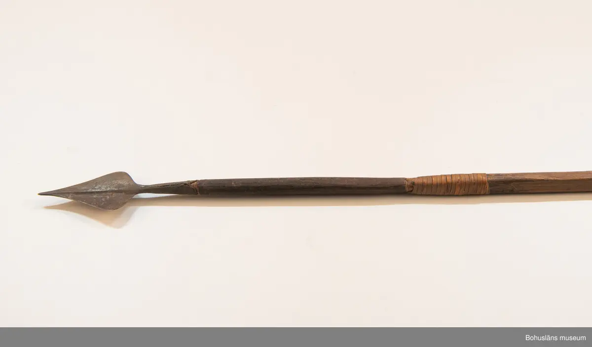 Kontinent: Afrika
19 pilspetsar. Längden varierar mellan 64 - 72 cm. Består av träskaft och järnpilspetsar. Alla pilspetsarna finns kvar. Fjäderbesättning saknas på 2 av skaften.
