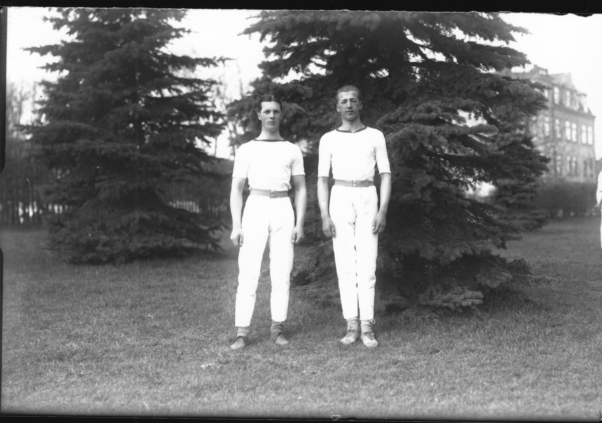 Göta Trängregemente. Korpralerna Larsson (1./T 2) och Qvarnström (1./T 3) vid furirskolan 1928.