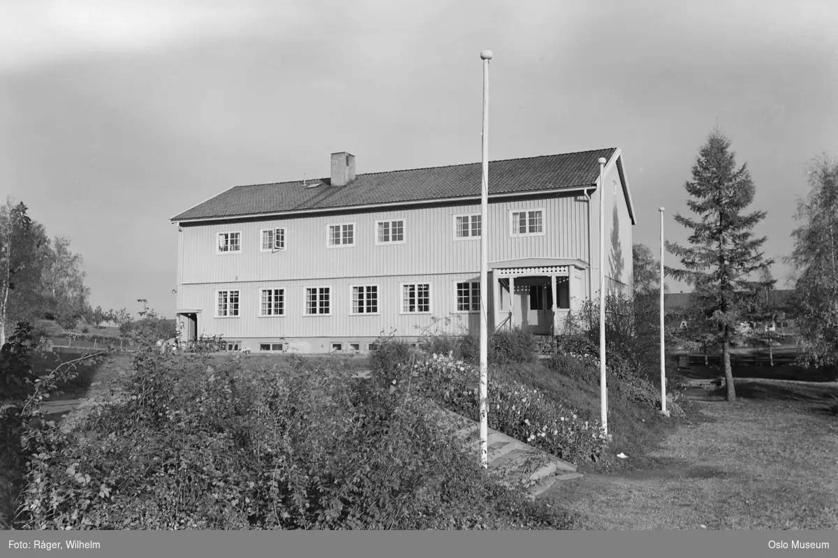 Glåmdal jord- og skogbruksskole, hage, flaggstenger