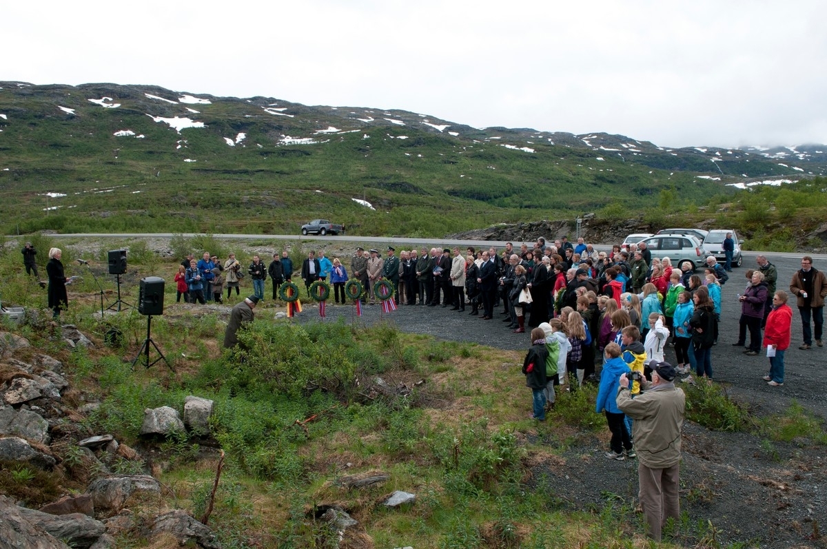 22. juni 2011: Avduking av minnestatue over jugoslaviske krigsfanger som døde i tysk fangeskap ved Øvre Jernvann, Narvik kommune, Nordland, under andre verdenskrig. Historien er godt dokumentert i boka til Ljubo Mladjenovic: "Beisfjordtragedien".