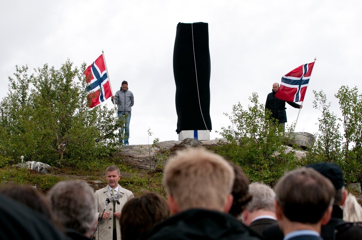 22. juni 2011: Miljø- og utviklingsminister Erik Solheim. Avduking av minnestatue over jugoslaviske krigsfanger som døde i tysk fangeskap ved Øvre Jernvann, Narvik kommune, Nordland, under andre verdenskrig. Historien er godt dokumentert i boka til Ljubo Mladjenovic: "Beisfjordtragedien".