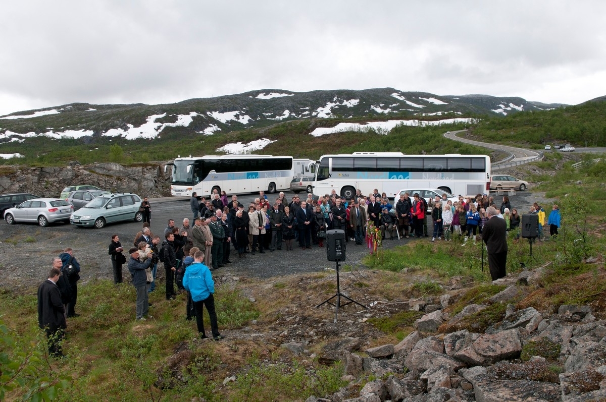 22. juni 2011: Avduking av minnestatue over jugoslaviske krigsfanger som døde i tysk fangeskap ved Øvre Jernvann, Narvik kommune, Nordland, under andre verdenskrig. Historien er godt dokumentert i boka til Ljubo Mladjenovic: "Beisfjordtragedien".