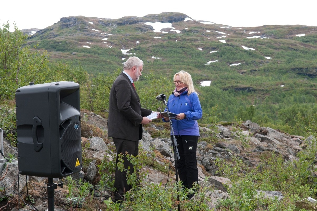 22. juni 2011: Riksantikivar Jørn Holme overrekker protokollen som sier at fangeleiren er fredet til Marit Tennfjord, fylkesråd for kultur i Nordland fylke. Avduking av minnestatue over jugoslaviske krigsfanger som døde i tysk fangeskap ved Øvre Jernvann, Narvik kommune, Nordland, under andre verdenskrig.