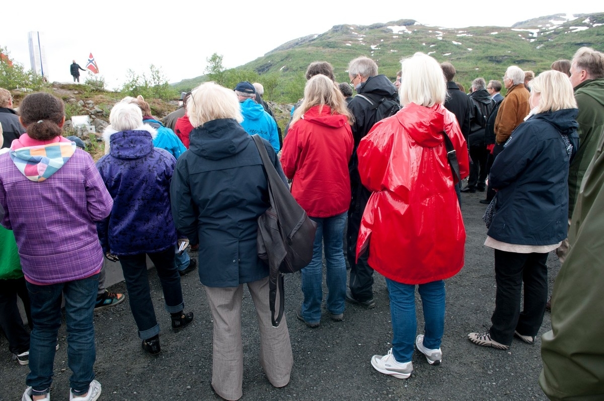 22. juni 2011: Avduking av minnestatue over jugoslaviske krigsfanger som døde i tysk fangeskap ved Øvre Jernvann, Narvik kommune, Nordland, under andre verdenskrig. Historien er godt dokumentert i boka til Ljubo Mladjenovic: "Beisfjordtragedien".