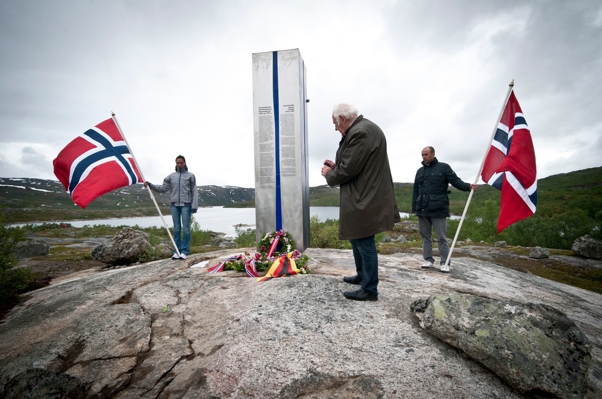 22. juni 2011: Avduking av minnestatue over jugoslaviske krigsfanger som døde i tysk fangeskap ved Øvre Jernvann, Narvik kommune, Nordland, under andre verdenskrig. Historien er godt dokumentert i boka til Ljubo Mladjenovic: "Beisfjordtragedien". Ljobos gode venn Saša Dimitrijevic, også han journalist, foreviger.