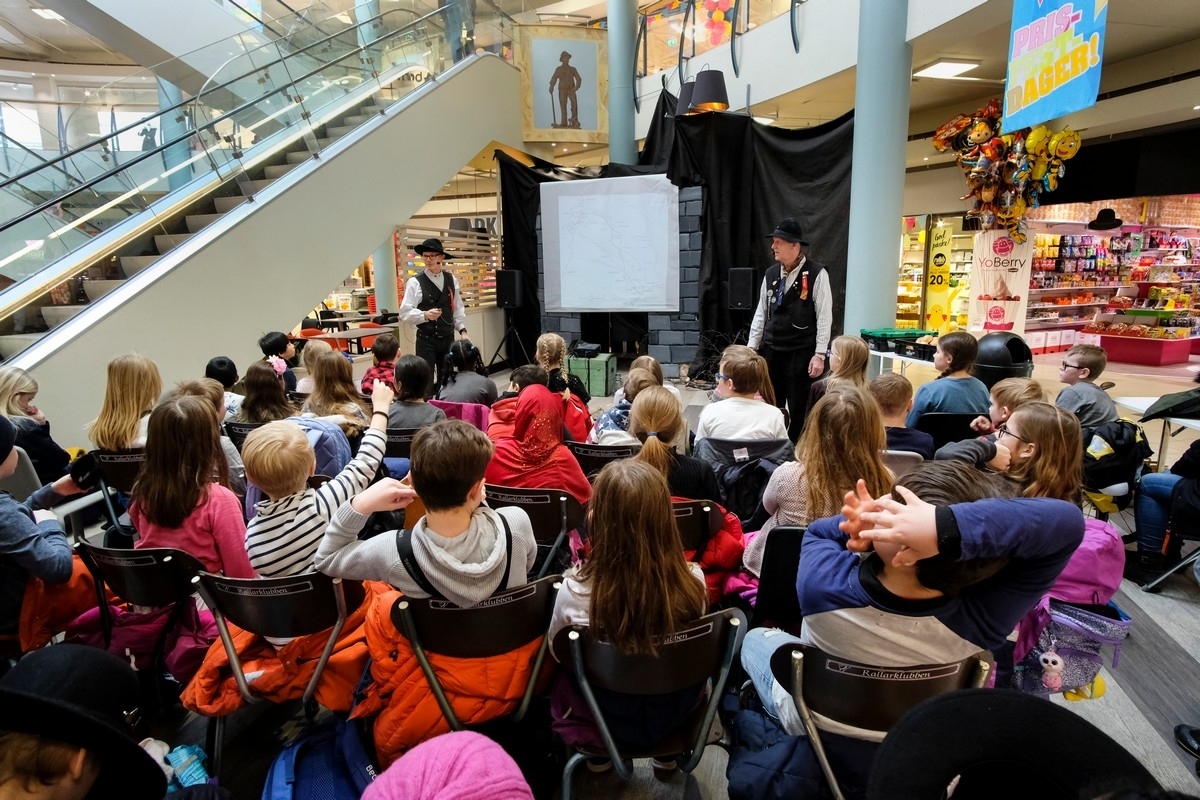 Bjørn Forselv og Johnny Mobakken lærer fjerdeklassinger i Narvik om byens tilblivelse. Flinke pedagoger og ivrige elever.  Sted: Amfi. foto 15. mars 2018.