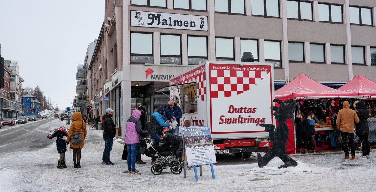 Narvik sentrum med stadig tilbakekommende Duttas smultringer.  VU 2018. Foto: 17. mars 2018.
