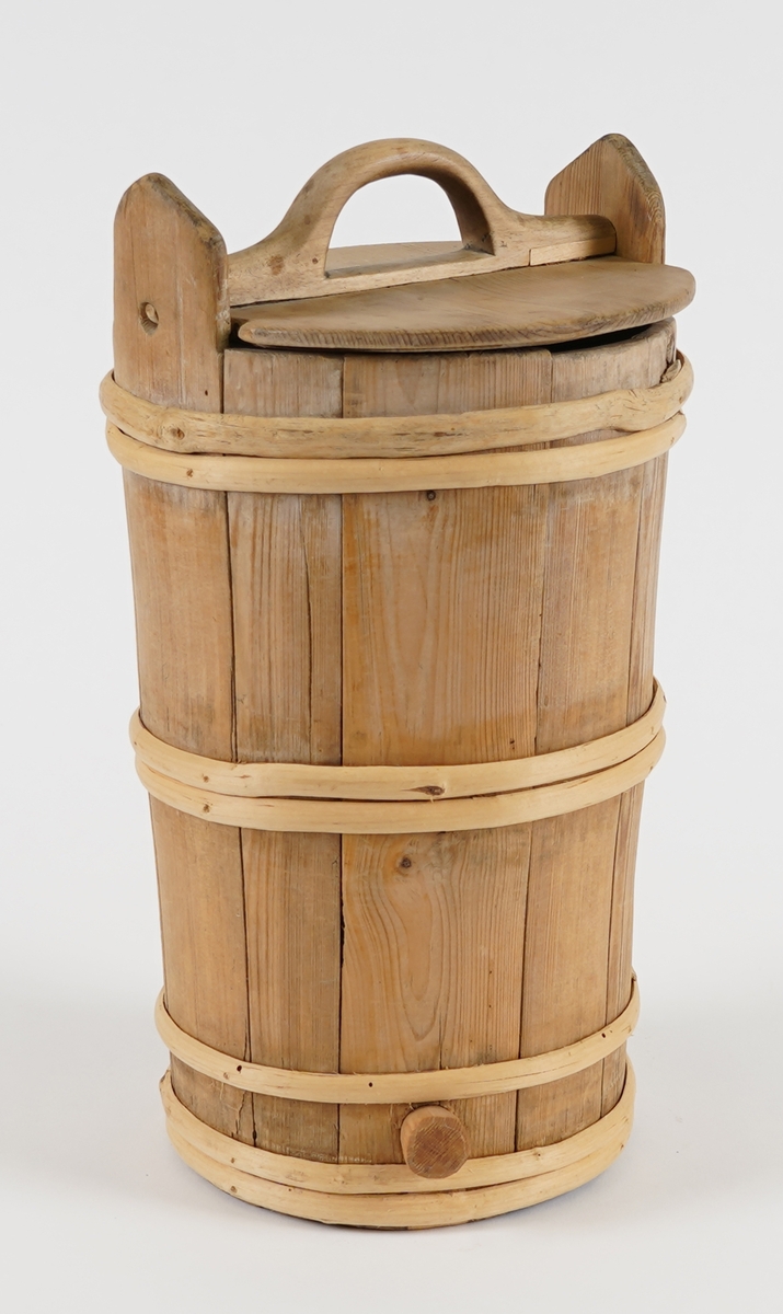 Ei lagga kinne, med rundt tverrsnitt og svakt utoverskråande sider. Sett saman av ti stavar og sju vidjeband. Innfelt botnplate. To av stavane er forlenga til øyrer øvst, og har hol til å feste loket. Loket har eit handtak tvers over. I eine enden av handtaket er det ein spiss som vert sett inn i eine øyra på kinna. i den andre sida vert loket festa med ein pinne, som går gjennom øyra og inn i handtaket på loket. Nedst på sida er det eit tappehol med propp.