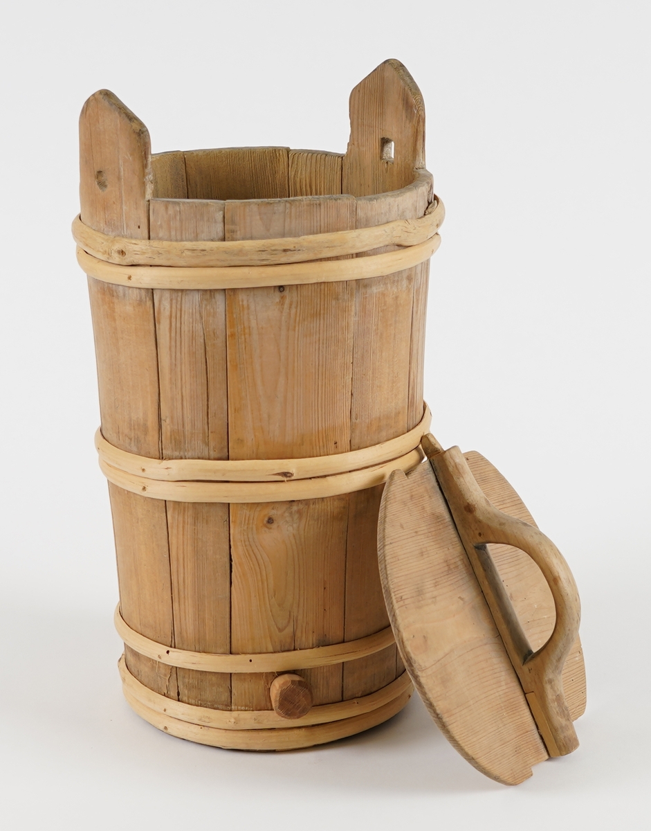 Ei lagga kinne, med rundt tverrsnitt og svakt utoverskråande sider. Sett saman av ti stavar og sju vidjeband. Innfelt botnplate. To av stavane er forlenga til øyrer øvst, og har hol til å feste loket. Loket har eit handtak tvers over. I eine enden av handtaket er det ein spiss som vert sett inn i eine øyra på kinna. i den andre sida vert loket festa med ein pinne, som går gjennom øyra og inn i handtaket på loket. Nedst på sida er det eit tappehol med propp.