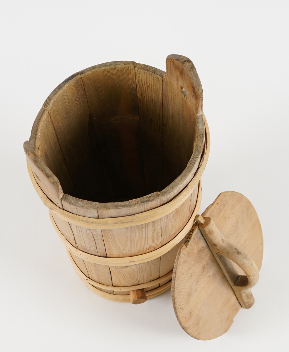 Ei lagga kinne, med rundt tverrsnitt og svakt utoverskråande sider. Sett saman av ti stavar og sju vidjeband. Innfelt botnplate. To av stavane er forlenga til øyrer øvst, og har hol til å feste loket. Loket har eit handtak tvers over. I eine enden av handtaket er det ein spiss som vert sett inn i eine øyra på kinna. i den andre sida vert loket festa med ein pinne, som går gjennom øyra og inn i handtaket på loket. Nedst på sida er det eit tappehol med propp.