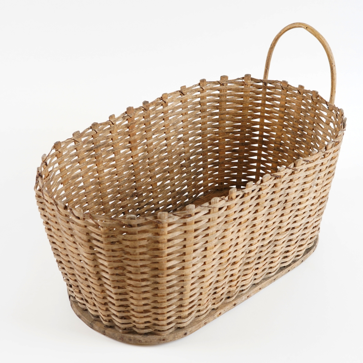 Korg, fletta. Oval treplate som botn. Stavar i tre sett inn i plata og spikra fast frå sida. Flettematerialet (flatt tre "spon") er fletta over/under stolpane. Det har vore hank i kvar kortende, men den er knekt av i eine. Forsterka med metallstreng i øvre kant. Rette sider. Skrånar noko innover ned mot bontnen.