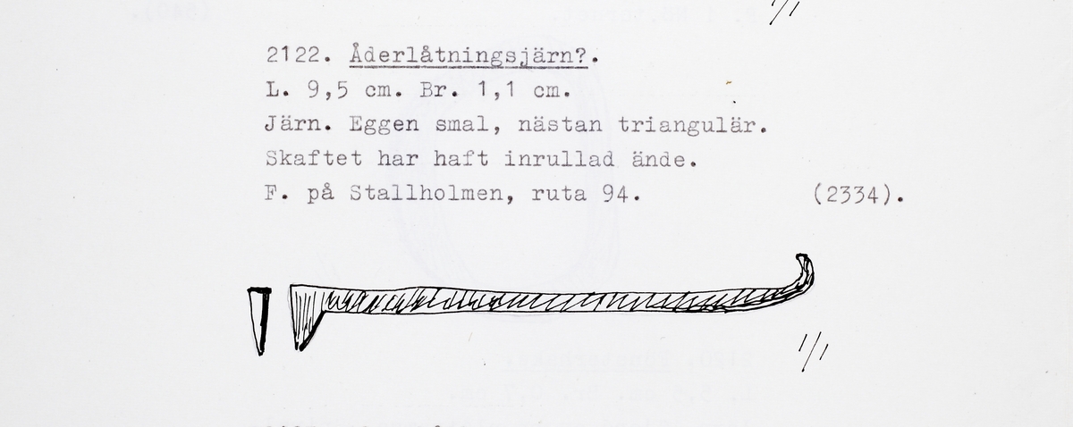 Redskap för åderlåtning. Utgörs av en smal, nästan triangulär spets i änden på ett smalt skaft. Detta har ursprungligen haft en inrullad ände.