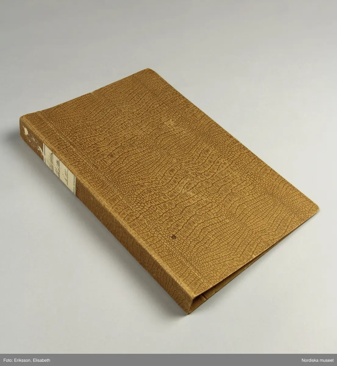 20 st kartongblad i folioformat med totalt  52 tygprover hopsamlade i Stjärnströmsgården i Haxäng,  Lockne sn.  De äldsta är 1700-talstyger och  de yngsta är anilinfärgade tyger från sent 1800-tal använda i bondfamilj.  2-3 prover på varje blad med uppgifter i övre högra hörnet. De flesta tygerna hemvävda i ylle eller halvylle, enfärgade och rutiga, enstaka randiga. Av de sena finns rutiga bomullstyger. Samt prov på flamfärgat bomullsgarn i brunt och vitt använt till varp.
3 prover på oljefärgstryck på tunn bomull och på mörkblått ylle, Längst bak stort prov på s.k. tryckt flanell av 1700-talstyp i grönt ylle med svart blommönster som varit foder i en vargskinnspäls som tillhört Erik Bengtsson i Kläppe, Kyrkås sn. Ett prov på tryckt schal efterliknade de s.k. "äkta schalarna" sannolikt från omkr. 1840-50. Från samma tid 2 småmönstrade tryckta bomullstyger, det ena ett blåtryck. 6 prover på grova filtade ylletyger i rött och svart till fälltäcken. 10 prover på mönstrade strumpeband i rips.
Insamlade av fru Anna Magnusson i Kyrkås.
/Berit Eldvik 2011-03-17