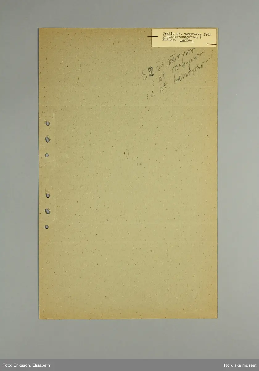 20 st kartongblad i folioformat med totalt  52 tygprover hopsamlade i Stjärnströmsgården i Haxäng,  Lockne sn.  De äldsta är 1700-talstyger och  de yngsta är anilinfärgade tyger från sent 1800-tal använda i bondfamilj.  2-3 prover på varje blad med uppgifter i övre högra hörnet. De flesta tygerna hemvävda i ylle eller halvylle, enfärgade och rutiga, enstaka randiga. Av de sena finns rutiga bomullstyger. Samt prov på flamfärgat bomullsgarn i brunt och vitt använt till varp.
3 prover på oljefärgstryck på tunn bomull och på mörkblått ylle, Längst bak stort prov på s.k. tryckt flanell av 1700-talstyp i grönt ylle med svart blommönster som varit foder i en vargskinnspäls som tillhört Erik Bengtsson i Kläppe, Kyrkås sn. Ett prov på tryckt schal efterliknade de s.k. "äkta schalarna" sannolikt från omkr. 1840-50. Från samma tid 2 småmönstrade tryckta bomullstyger, det ena ett blåtryck. 6 prover på grova filtade ylletyger i rött och svart till fälltäcken. 10 prover på mönstrade strumpeband i rips.
Insamlade av fru Anna Magnusson i Kyrkås.
/Berit Eldvik 2011-03-17
