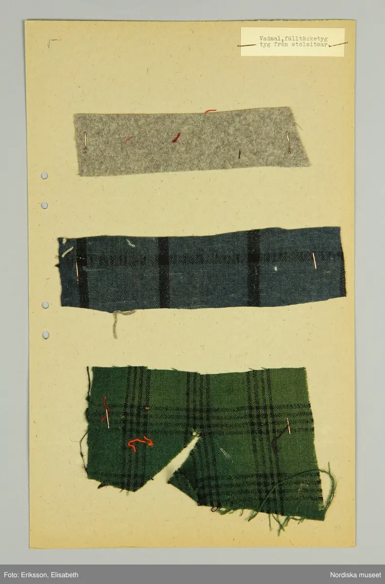 20 st kartongblad i folioformat med totalt  52 tygprover hopsamlade i Stjärnströmsgården i Haxäng,  Lockne sn.  De äldsta är 1700-talstyger och  de yngsta är anilinfärgade tyger från sent 1800-tal använda i bondfamilj.  2-3 prover på varje blad med uppgifter i övre högra hörnet. De flesta tygerna hemvävda i ylle eller halvylle, enfärgade och rutiga, enstaka randiga. Av de sena finns rutiga bomullstyger. Samt prov på flamfärgat bomullsgarn i brunt och vitt använt till varp.
3 prover på oljefärgstryck på tunn bomull och på mörkblått ylle, Längst bak stort prov på s.k. tryckt flanell av 1700-talstyp i grönt ylle med svart blommönster som varit foder i en vargskinnspäls som tillhört Erik Bengtsson i Kläppe, Kyrkås sn. Ett prov på tryckt schal efterliknade de s.k. "äkta schalarna" sannolikt från omkr. 1840-50. Från samma tid 2 småmönstrade tryckta bomullstyger, det ena ett blåtryck. 6 prover på grova filtade ylletyger i rött och svart till fälltäcken. 10 prover på mönstrade strumpeband i rips.
Insamlade av fru Anna Magnusson i Kyrkås.
/Berit Eldvik 2011-03-17