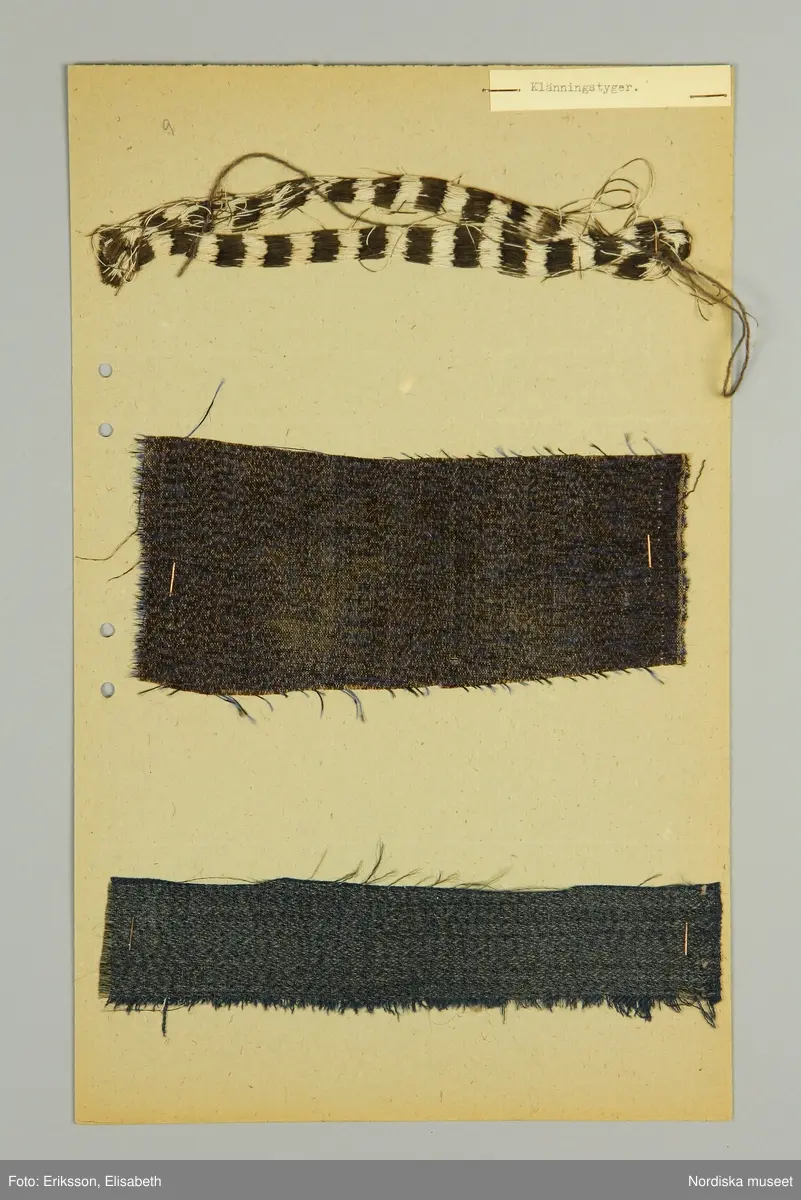 20 st kartongblad i folioformat med totalt  52 tygprover hopsamlade i Stjärnströmsgården i Haxäng,  Lockne sn.  De äldsta är 1700-talstyger och  de yngsta är anilinfärgade tyger från sent 1800-tal använda i bondfamilj.  2-3 prover på varje blad med uppgifter i övre högra hörnet. De flesta tygerna hemvävda i ylle eller halvylle, enfärgade och rutiga, enstaka randiga. Av de sena finns rutiga bomullstyger. Samt prov på flamfärgat bomullsgarn i brunt och vitt använt till varp.
3 prover på oljefärgstryck på tunn bomull och på mörkblått ylle, Längst bak stort prov på s.k. tryckt flanell av 1700-talstyp i grönt ylle med svart blommönster som varit foder i en vargskinnspäls som tillhört Erik Bengtsson i Kläppe, Kyrkås sn. Ett prov på tryckt schal efterliknade de s.k. "äkta schalarna" sannolikt från omkr. 1840-50. Från samma tid 2 småmönstrade tryckta bomullstyger, det ena ett blåtryck. 6 prover på grova filtade ylletyger i rött och svart till fälltäcken. 10 prover på mönstrade strumpeband i rips.
Insamlade av fru Anna Magnusson i Kyrkås.
/Berit Eldvik 2011-03-17