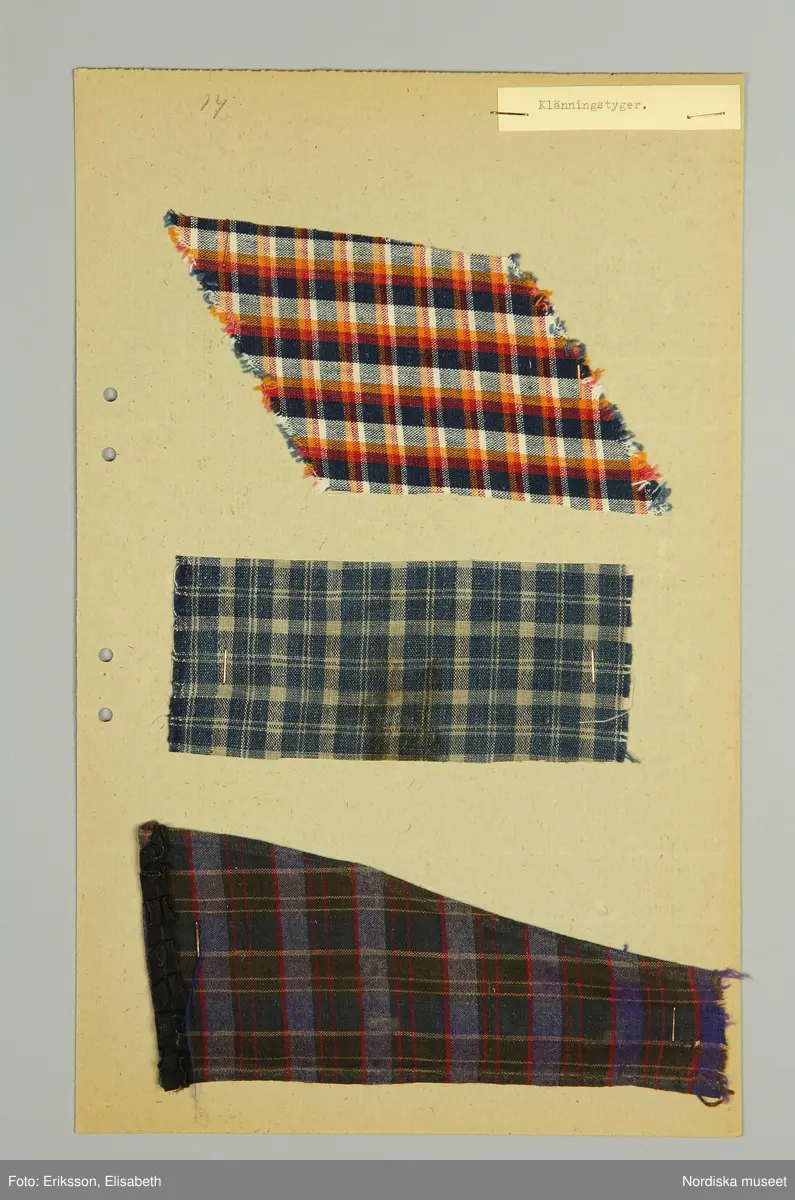 20 st kartongblad i folioformat med totalt  52 tygprover hopsamlade i Stjärnströmsgården i Haxäng,  Lockne sn.  De äldsta är 1700-talstyger och  de yngsta är anilinfärgade tyger från sent 1800-tal använda i bondfamilj.  2-3 prover på varje blad med uppgifter i övre högra hörnet. De flesta tygerna hemvävda i ylle eller halvylle, enfärgade och rutiga, enstaka randiga. Av de sena finns rutiga bomullstyger. Samt prov på flamfärgat bomullsgarn i brunt och vitt använt till varp.
3 prover på oljefärgstryck på tunn bomull och på mörkblått ylle, Längst bak stort prov på s.k. tryckt flanell av 1700-talstyp i grönt ylle med svart blommönster som varit foder i en vargskinnspäls som tillhört Erik Bengtsson i Kläppe, Kyrkås sn. Ett prov på tryckt schal efterliknade de s.k. "äkta schalarna" sannolikt från omkr. 1840-50. Från samma tid 2 småmönstrade tryckta bomullstyger, det ena ett blåtryck. 6 prover på grova filtade ylletyger i rött och svart till fälltäcken. 10 prover på mönstrade strumpeband i rips.
Insamlade av fru Anna Magnusson i Kyrkås.
/Berit Eldvik 2011-03-17