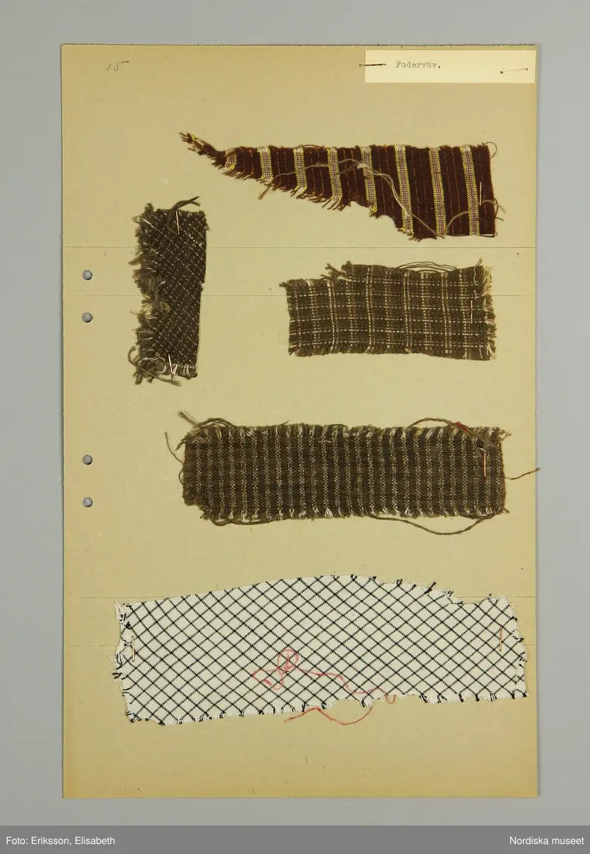 20 st kartongblad i folioformat med totalt  52 tygprover hopsamlade i Stjärnströmsgården i Haxäng,  Lockne sn.  De äldsta är 1700-talstyger och  de yngsta är anilinfärgade tyger från sent 1800-tal använda i bondfamilj.  2-3 prover på varje blad med uppgifter i övre högra hörnet. De flesta tygerna hemvävda i ylle eller halvylle, enfärgade och rutiga, enstaka randiga. Av de sena finns rutiga bomullstyger. Samt prov på flamfärgat bomullsgarn i brunt och vitt använt till varp.
3 prover på oljefärgstryck på tunn bomull och på mörkblått ylle, Längst bak stort prov på s.k. tryckt flanell av 1700-talstyp i grönt ylle med svart blommönster som varit foder i en vargskinnspäls som tillhört Erik Bengtsson i Kläppe, Kyrkås sn. Ett prov på tryckt schal efterliknade de s.k. "äkta schalarna" sannolikt från omkr. 1840-50. Från samma tid 2 småmönstrade tryckta bomullstyger, det ena ett blåtryck. 6 prover på grova filtade ylletyger i rött och svart till fälltäcken. 10 prover på mönstrade strumpeband i rips.
Insamlade av fru Anna Magnusson i Kyrkås.
/Berit Eldvik 2011-03-17