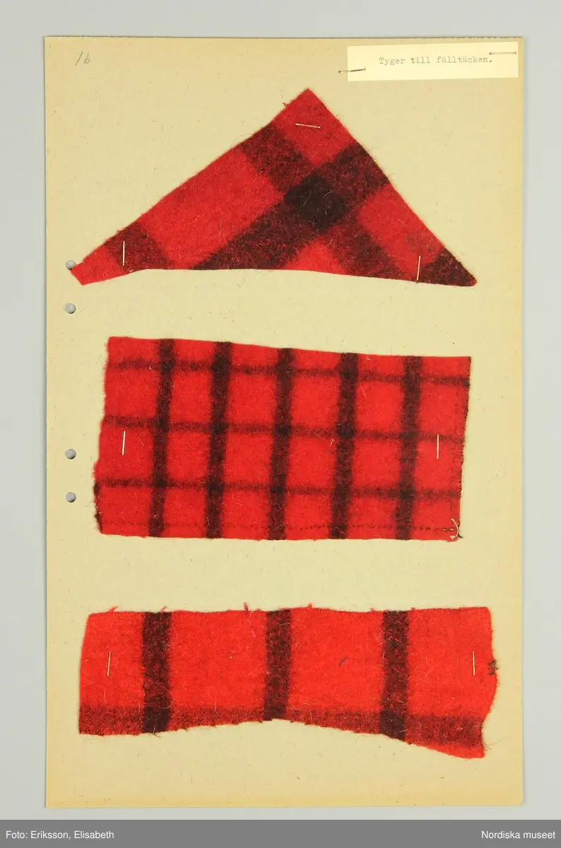 20 st kartongblad i folioformat med totalt  52 tygprover hopsamlade i Stjärnströmsgården i Haxäng,  Lockne sn.  De äldsta är 1700-talstyger och  de yngsta är anilinfärgade tyger från sent 1800-tal använda i bondfamilj.  2-3 prover på varje blad med uppgifter i övre högra hörnet. De flesta tygerna hemvävda i ylle eller halvylle, enfärgade och rutiga, enstaka randiga. Av de sena finns rutiga bomullstyger. Samt prov på flamfärgat bomullsgarn i brunt och vitt använt till varp.
3 prover på oljefärgstryck på tunn bomull och på mörkblått ylle, Längst bak stort prov på s.k. tryckt flanell av 1700-talstyp i grönt ylle med svart blommönster som varit foder i en vargskinnspäls som tillhört Erik Bengtsson i Kläppe, Kyrkås sn. Ett prov på tryckt schal efterliknade de s.k. "äkta schalarna" sannolikt från omkr. 1840-50. Från samma tid 2 småmönstrade tryckta bomullstyger, det ena ett blåtryck. 6 prover på grova filtade ylletyger i rött och svart till fälltäcken. 10 prover på mönstrade strumpeband i rips.
Insamlade av fru Anna Magnusson i Kyrkås.
/Berit Eldvik 2011-03-17