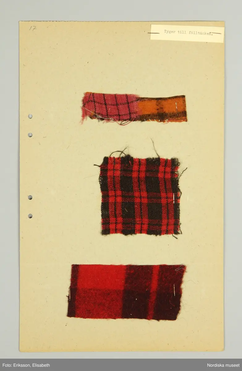 20 st kartongblad i folioformat med totalt  52 tygprover hopsamlade i Stjärnströmsgården i Haxäng,  Lockne sn.  De äldsta är 1700-talstyger och  de yngsta är anilinfärgade tyger från sent 1800-tal använda i bondfamilj.  2-3 prover på varje blad med uppgifter i övre högra hörnet. De flesta tygerna hemvävda i ylle eller halvylle, enfärgade och rutiga, enstaka randiga. Av de sena finns rutiga bomullstyger. Samt prov på flamfärgat bomullsgarn i brunt och vitt använt till varp.
3 prover på oljefärgstryck på tunn bomull och på mörkblått ylle, Längst bak stort prov på s.k. tryckt flanell av 1700-talstyp i grönt ylle med svart blommönster som varit foder i en vargskinnspäls som tillhört Erik Bengtsson i Kläppe, Kyrkås sn. Ett prov på tryckt schal efterliknade de s.k. "äkta schalarna" sannolikt från omkr. 1840-50. Från samma tid 2 småmönstrade tryckta bomullstyger, det ena ett blåtryck. 6 prover på grova filtade ylletyger i rött och svart till fälltäcken. 10 prover på mönstrade strumpeband i rips.
Insamlade av fru Anna Magnusson i Kyrkås.
/Berit Eldvik 2011-03-17