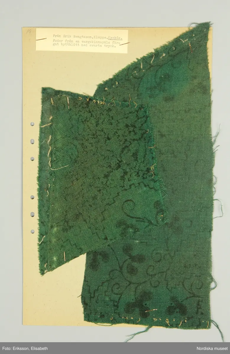 20 st kartongblad i folioformat med totalt  52 tygprover hopsamlade i Stjärnströmsgården i Haxäng,  Lockne sn.  De äldsta är 1700-talstyger och  de yngsta är anilinfärgade tyger från sent 1800-tal använda i bondfamilj.  2-3 prover på varje blad med uppgifter i övre högra hörnet. De flesta tygerna hemvävda i ylle eller halvylle, enfärgade och rutiga, enstaka randiga. Av de sena finns rutiga bomullstyger. Samt prov på flamfärgat bomullsgarn i brunt och vitt använt till varp.
3 prover på oljefärgstryck på tunn bomull och på mörkblått ylle, Längst bak stort prov på s.k. tryckt flanell av 1700-talstyp i grönt ylle med svart blommönster som varit foder i en vargskinnspäls som tillhört Erik Bengtsson i Kläppe, Kyrkås sn. Ett prov på tryckt schal efterliknade de s.k. "äkta schalarna" sannolikt från omkr. 1840-50. Från samma tid 2 småmönstrade tryckta bomullstyger, det ena ett blåtryck. 6 prover på grova filtade ylletyger i rött och svart till fälltäcken. 10 prover på mönstrade strumpeband i rips.
Insamlade av fru Anna Magnusson i Kyrkås.
/Berit Eldvik 2011-03-17