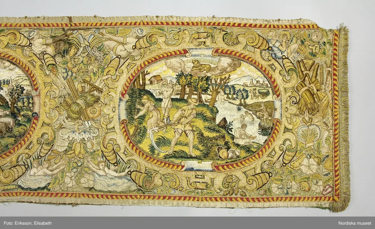Broderi. schattérsöm med silke i färger på gråvitt siden.