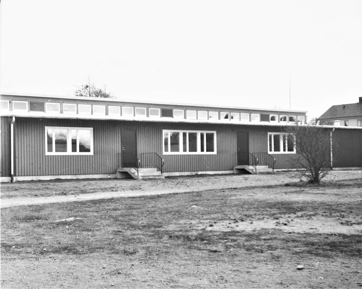 Skola. Troligen en paviljong som tillhör Hagaskolan. Karl Fredrik Olsson var redaktör (ca 1935-1965) på Hallandsposten så bilden har troligen varit publicerad i tidningen. 1960-tal.