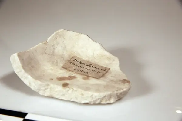 Stenstykke fra katakombe i Alexandria, Egypt