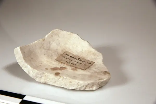 Stenstykke fra katakombe i Alexandria, Egypt