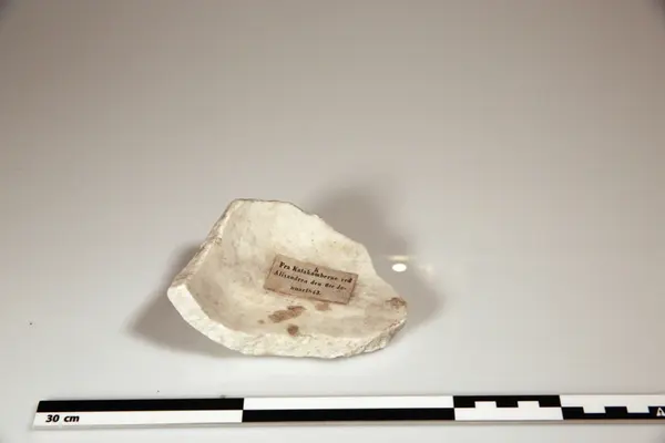 Stenstykke fra katakombe i Alexandria, Egypt