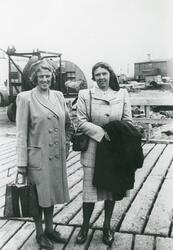To damer står på dampskipskaia i Vadsø havn.