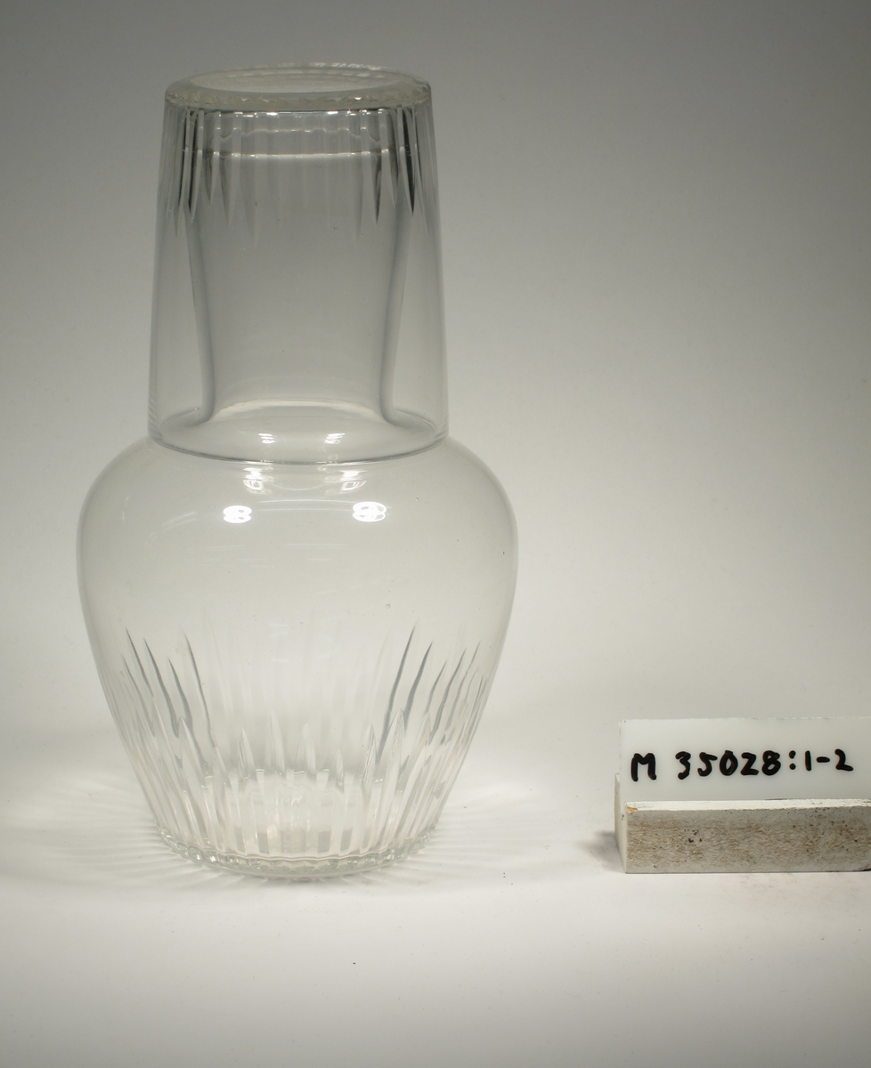 Svagt konande med skärslipade, stående linjer i olika höjder på nedre delen.