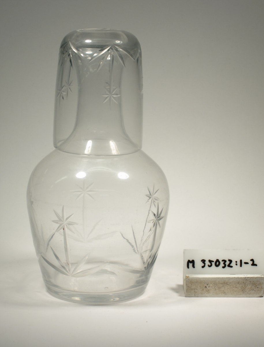 Cylinderformat, avrundat mot botten. Skärslipad blomdekor.