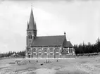 Alnö kyrka. Kyrkan invigdes 1896 och ersatte då en kyrka av trä som brunnit ner efter 25 år. Detta är en nygotisk tegelkyrka, ritad av arkitekt Ferdinand Boberg. Kyrkan består av klocktorn, långhus med utbyggnader i väster för trappor till läktarna samt ett polygont kor med sakristia och arkivrum på ömse sidor. Ingången är förlagd i väster genom vapenhuset i tornet. Långhuset har trätak med öppen takstol och koret har tegelvalv.