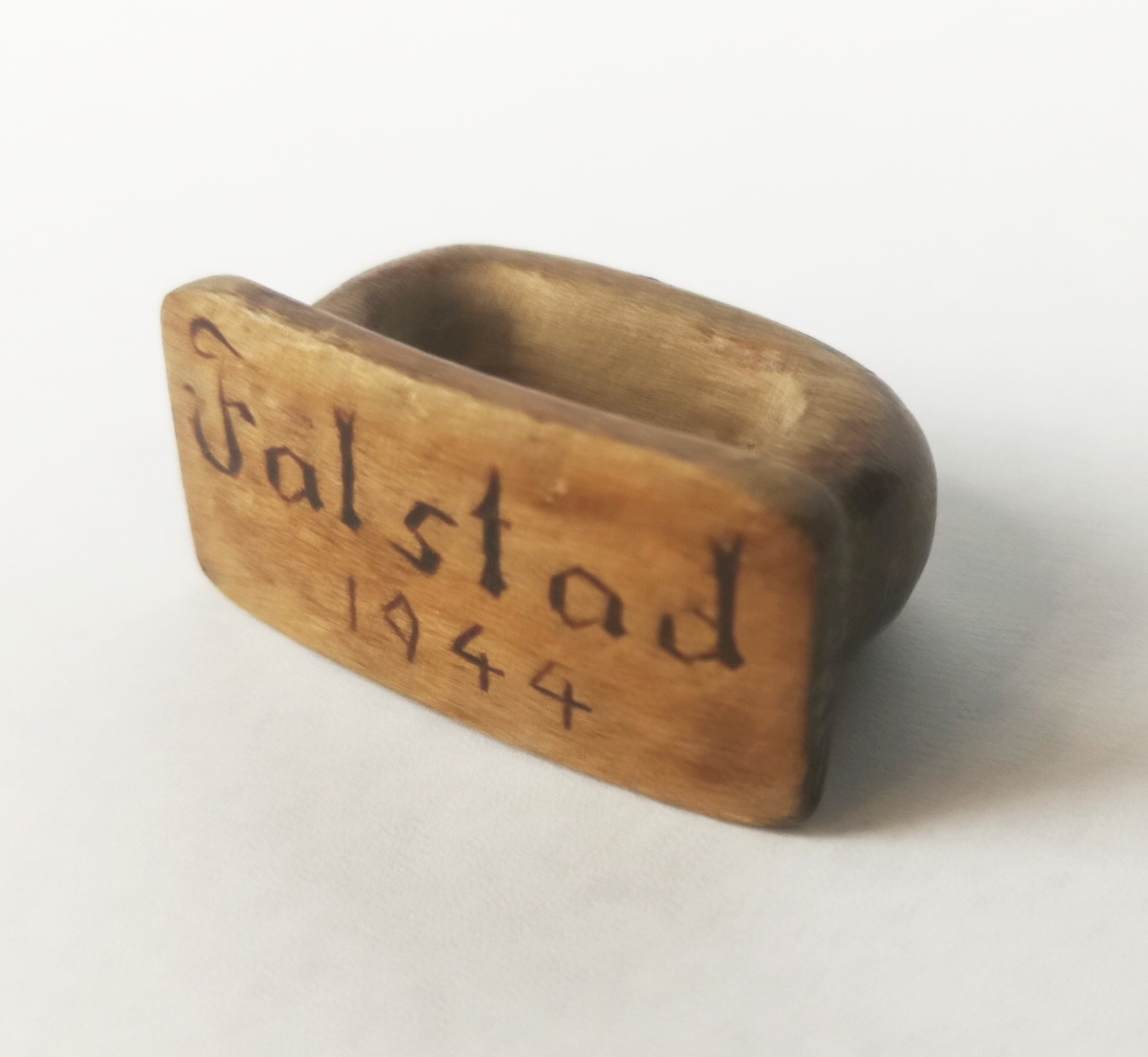Tørklering laget under Samuel Trones' fangenskap på Falstad i 1944. Det er uvisst om den er laget av ham selv eller en medfange.