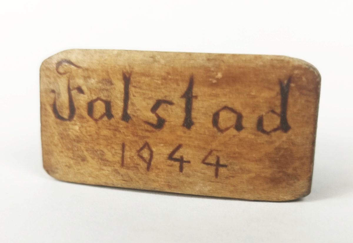 Tørklering laget under Samuel Trones' fangenskap på Falstad i 1944. Det er uvisst om den er laget av ham selv eller en medfange.