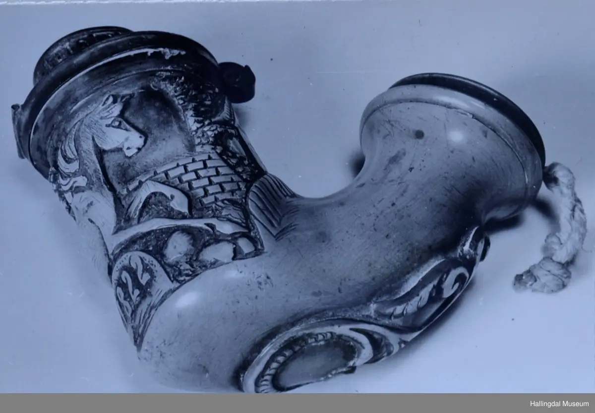 Merskum? Messing, gulbrun, omkring hodet skåret ut hest og hus, på undersiden S-svunget bladornamentikk, på toppen beslag og mindre sylindrisk lokk. Merket "1822", Lokket har gjennombrukkt vegg.  R.B.S.