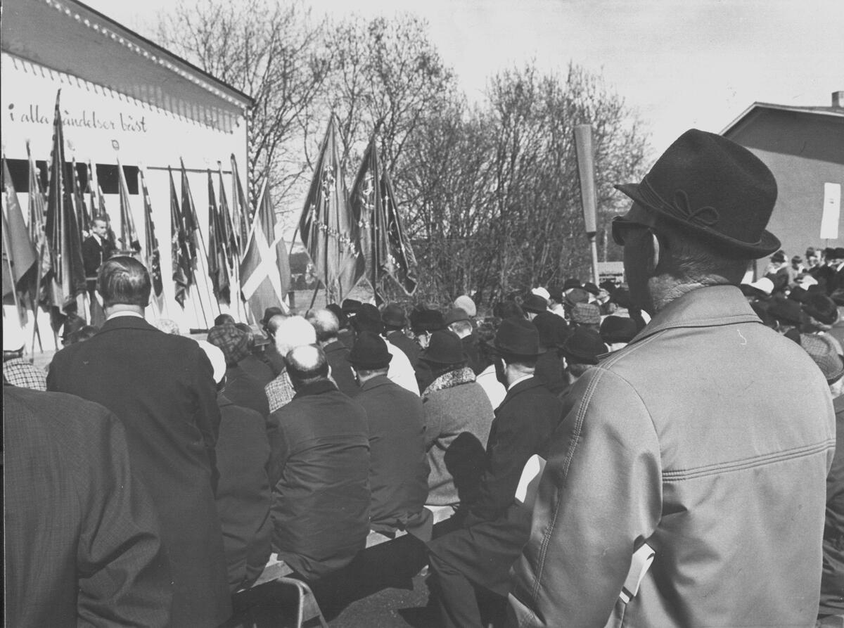 1:a maj i Kramfors 1970. Fanborg och publik i parken. I talarstolen stadsrådet Svante Lundkvist.