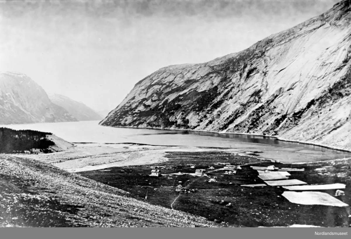 Oversiktsbilde over Hellemobotn i Tysfjord. Hus og bygninger.
