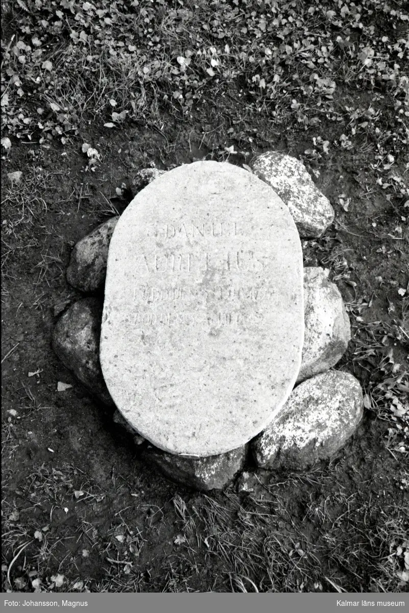Gravstenar på gamla kyrkogården efter rengöring med högtryckstvätt.