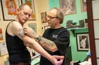 Tatuerare Doc Forest/ Ove Skogs tatueringsstudio i Aspudden, bilder tagna inför utställningen Tro hopp och kärlek på Sjöhistoriska.