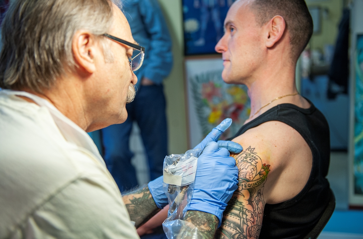  Tatuerare Doc Forest/ Ove Skogs tatueringsstudio i Aspudden, bilder tagna inför utställningen Tro hopp och kärlek på Sjöhistoriska.