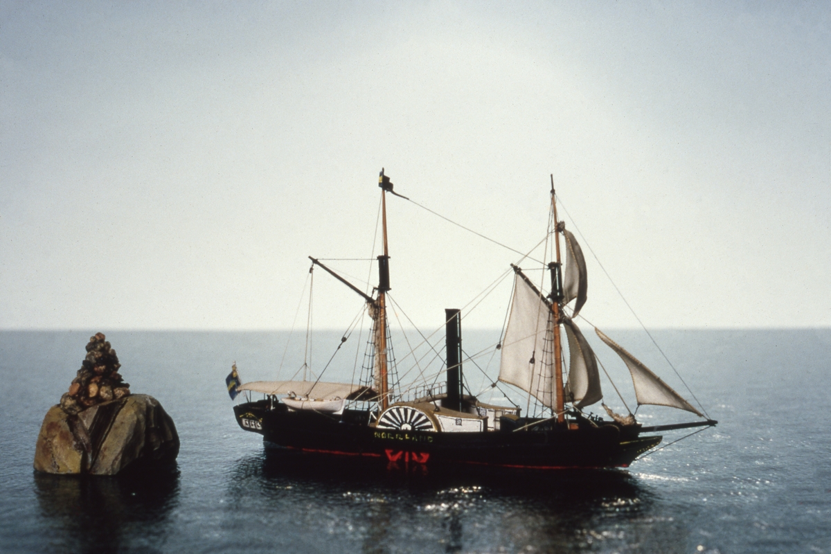 Fartygsmodell på vattenlinje. Hjulångaren "Norrland", hel i block av trä. Fartyget är skonertriggat med segel av bomull. Blå och gul namnvimpel på stortopp och svensk flagga med unionsmärke akterut. I aktern fyra fönster. Fartygsfakta:

60   hkr.

Reg. nr. Sthlm   5    ( SE. 1839)
Föremålets form: Vattenlinjemodell