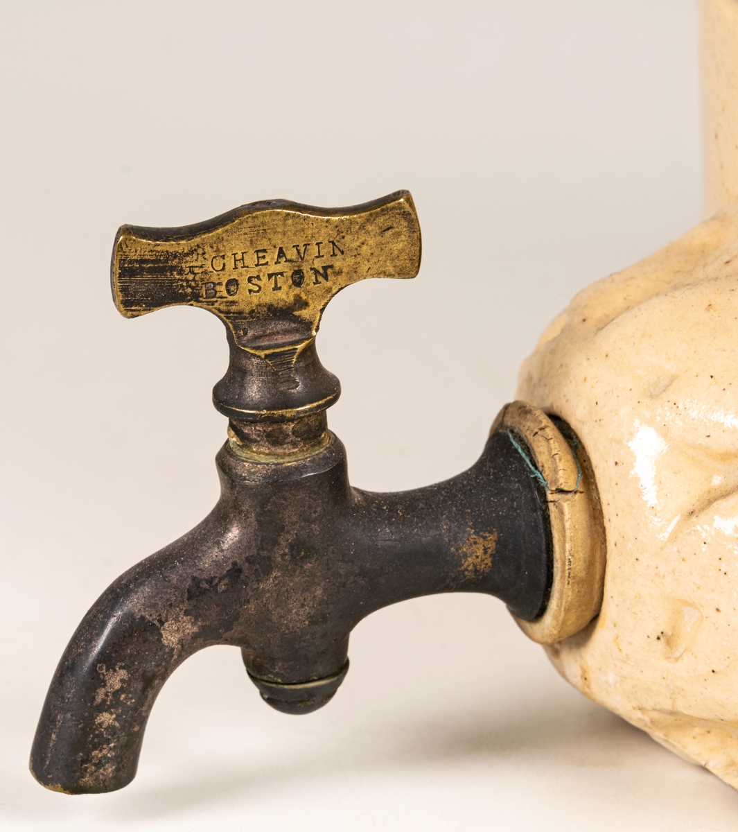 Vattenreservoir med kolfilter, helt av gulglaserad lera och med kran av mässing.
Med lock, märkt: BY HER MAJETYS ROYAL LETTERS PATENT m.m.
Löstagbar silplatta av lergods inuti.